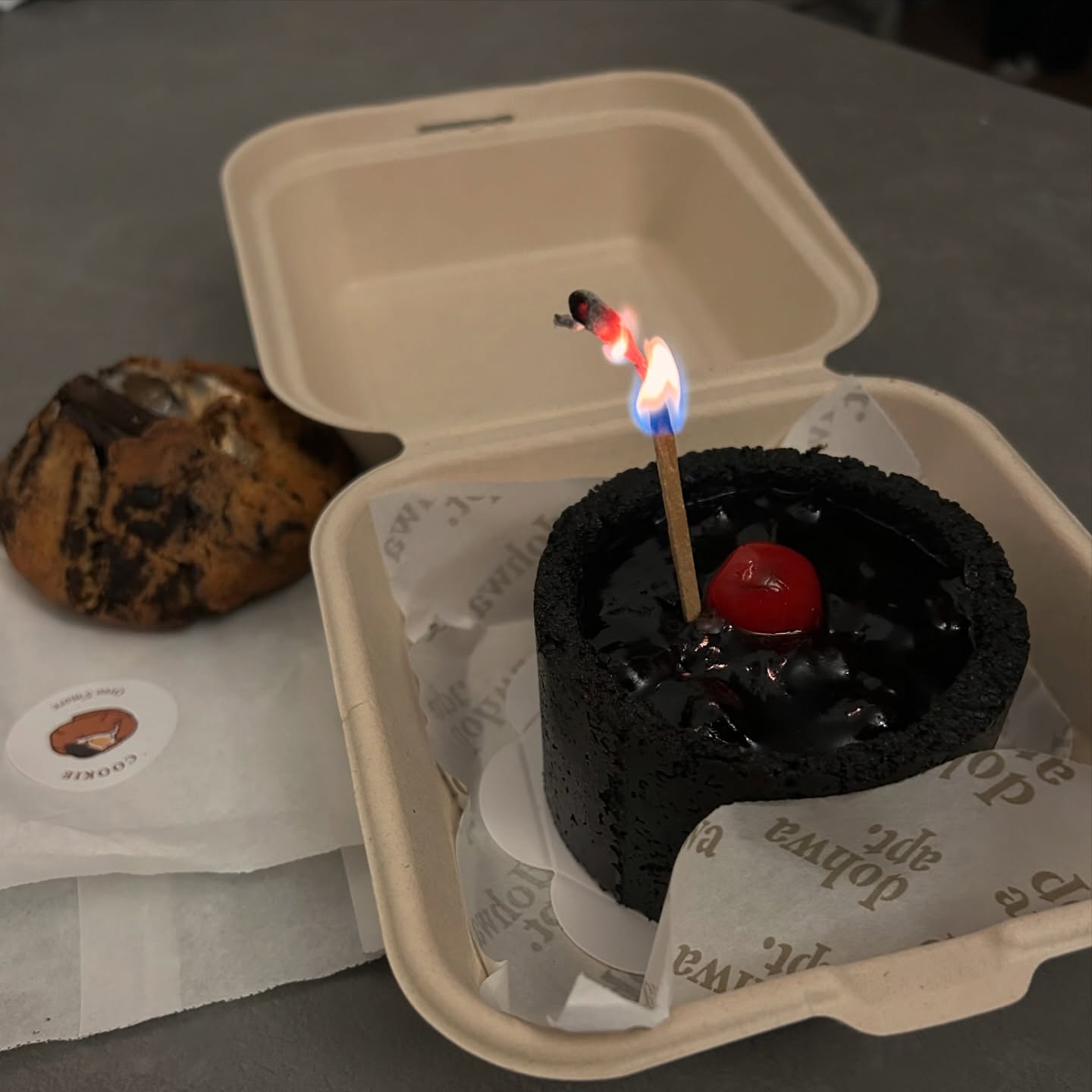 밍구아니가 문에 걸어둔 케이크🚪