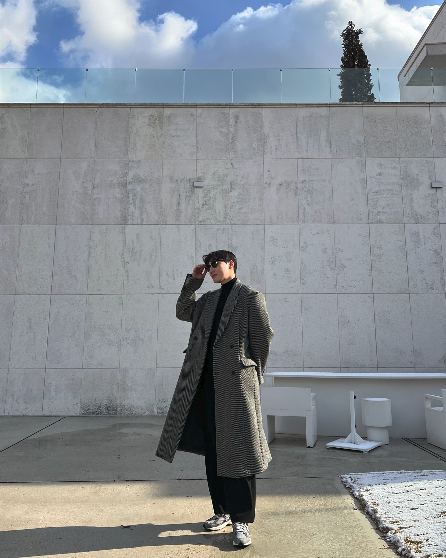 코트 친구꺼 터틀넥 친구꺼 슬랙스 친구꺼 신발 친구꺼 양말 내꺼 선글 내꺼